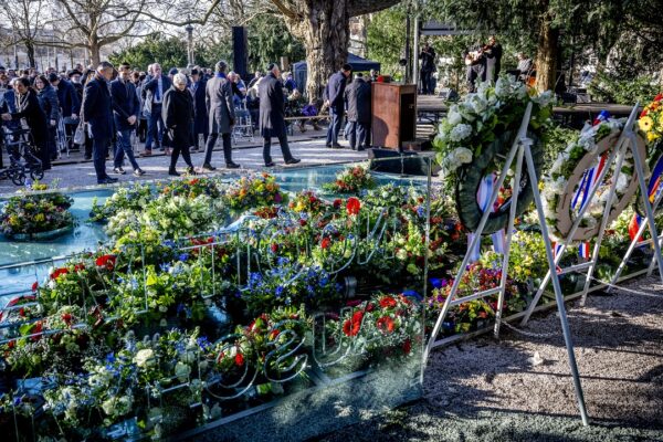 AMSTERDAM - Defile tijdens de Nationale Holocaust Herdenking. Het is dit jaar 79 jaar geleden dat concentratie- en vernietigingskamp Auschwitz werd bevrijd. ANP ROBIN UTRECHT